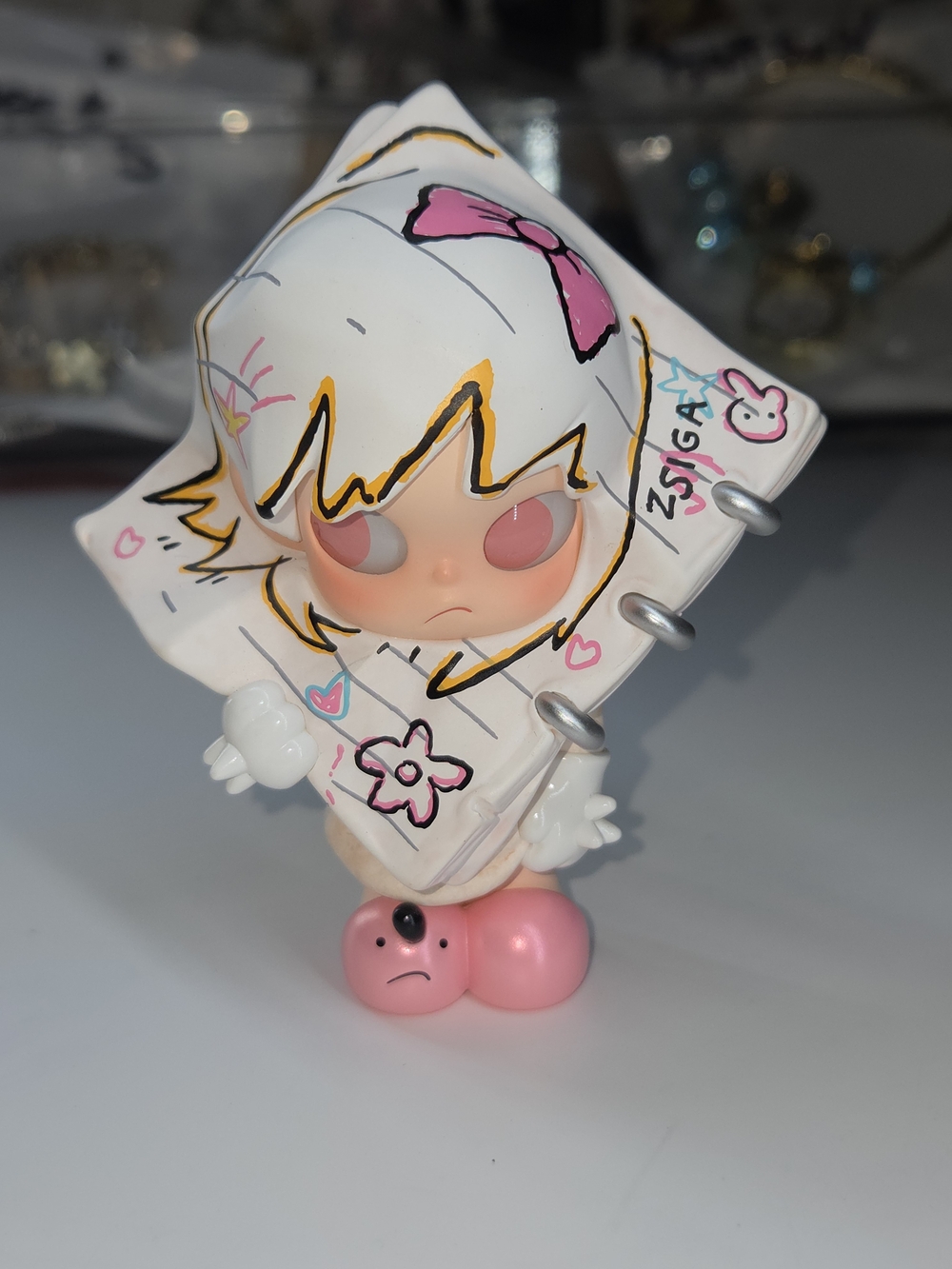 0Zsiga White & Pink Character Accessory Figurine